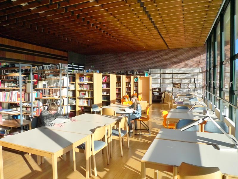 files/Schulleben/Fotogalerie/Schulgebaeude/Bibliothek.jpg files/Schulleben/Fotogalerie/Schulgebaeude/Bibliothek.jpg